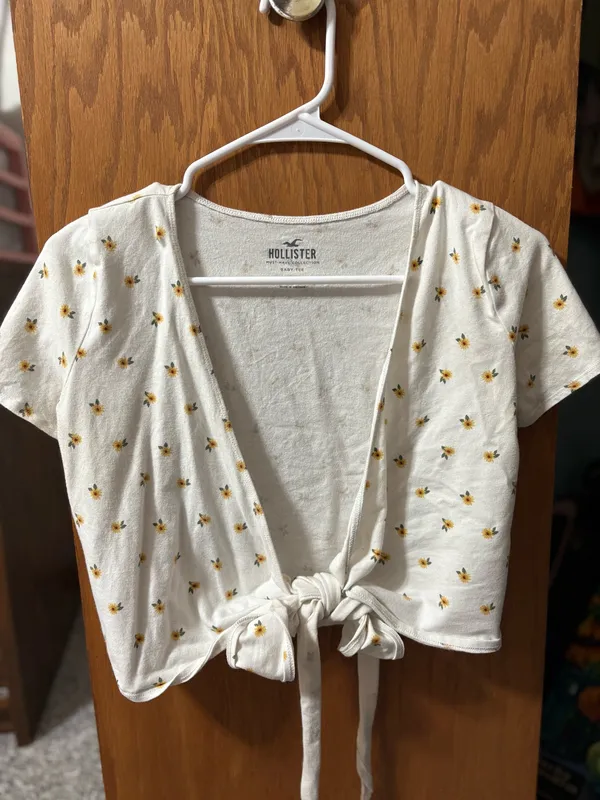 Hollister Ditsy Floral Multi-Way Wrap Tie Front Cropped Tee - Image 2