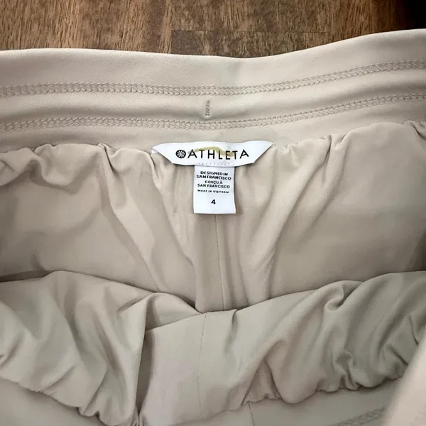 Athleta Apres Ski Short NWT Cream Beige Color size 4 Quilted Puffer - Image 4