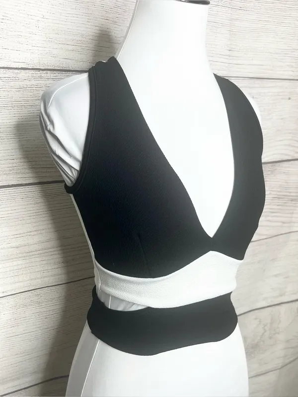 Vintage Y2K Black & White Sleeveless Cutout Crop Top Size XS - Image 5