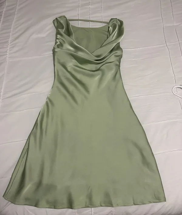 Satin green mini dress - Image 2