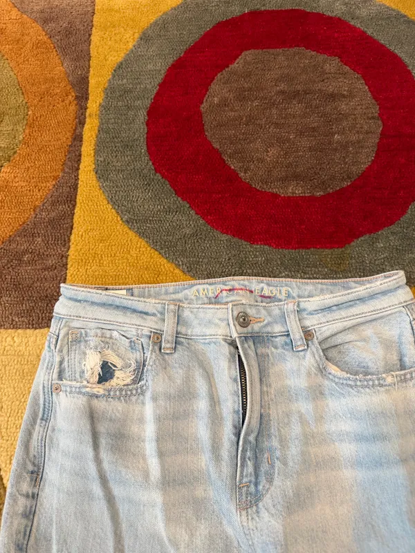American Eagle Outfitters Denim Mom Jean Light Wash High Rise Distressed Size 6 - Image 4