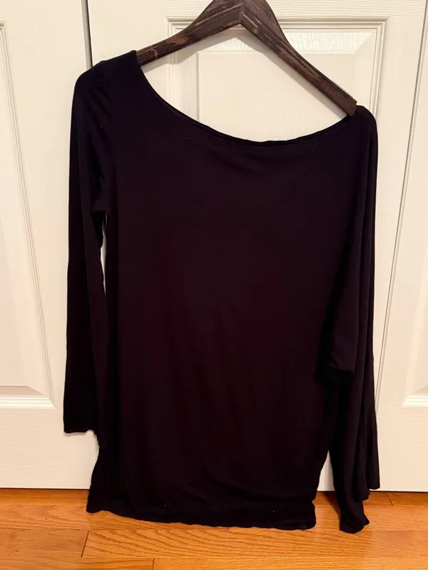 Beyond Yoga I am Beyond Black One Shoulder Bell Sleeve Tunic in Black - Image 2
