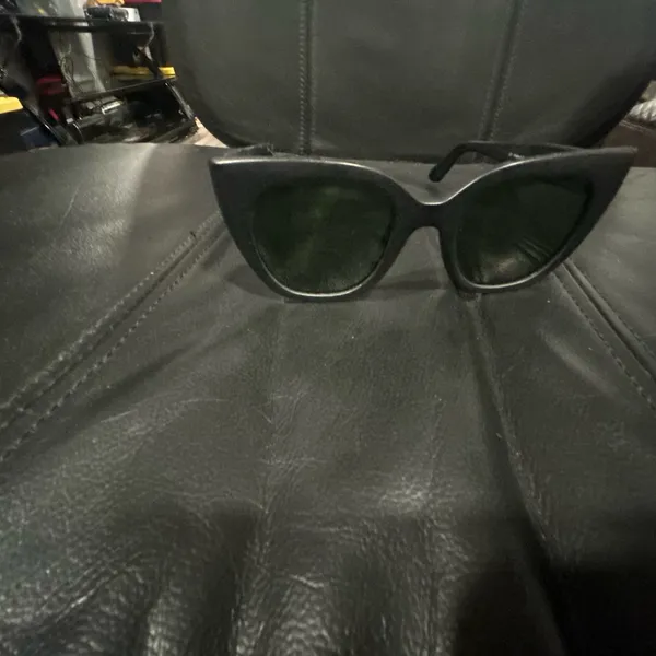 Toms Chic Black Sunglasses with Ray ban case - Image 10