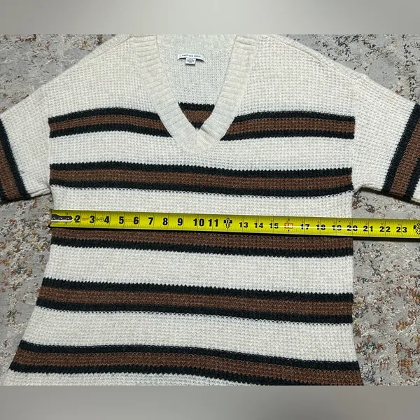 American Eagle Oversized
Dreamspun V-neck
Sweater size Small - Image 5