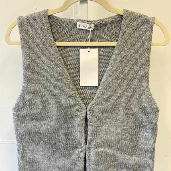 NWT Rumours Women's Grey Knit V-Neck‎ Sweater Vest Sleeveless Minimalist Size M - Image 3