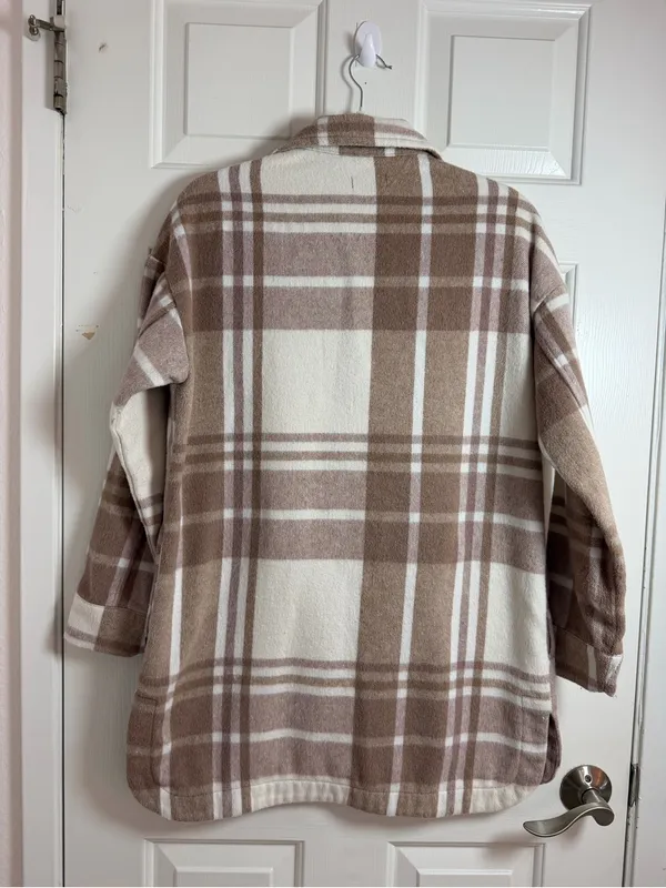 Banana Republic Beige and Cream Plaid Utility Shacket - Image 4