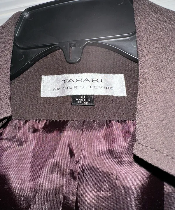 Tahari Arthur S. Levine Classic Blazer Single Breasted blazer is a size 10. - Image 4