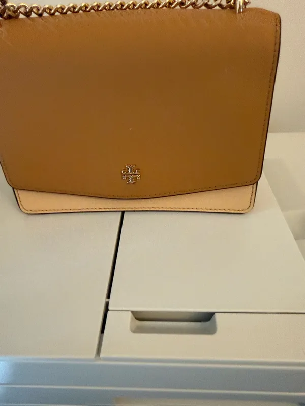 Tory Burch Two-Tone Tan Leather Crossbody with Gold Chain - Image 3