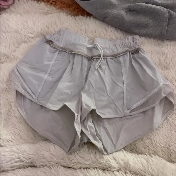 Lululemon White Low-Rise Hotty Hots 2.5” - Image 4