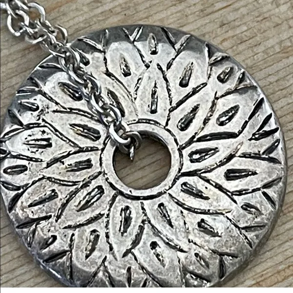 Silver tone pendant necklace - Image 5