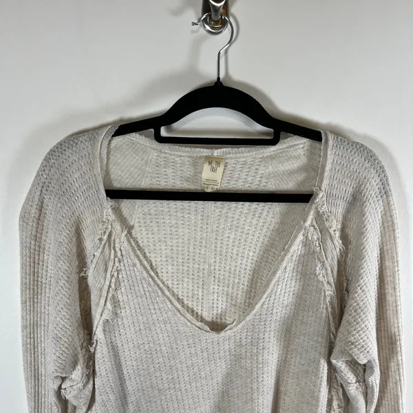 We The Free‎ People Oatmeal Beige Thermal V-Neck Waffle Knit Top Womens Medium - Image 2