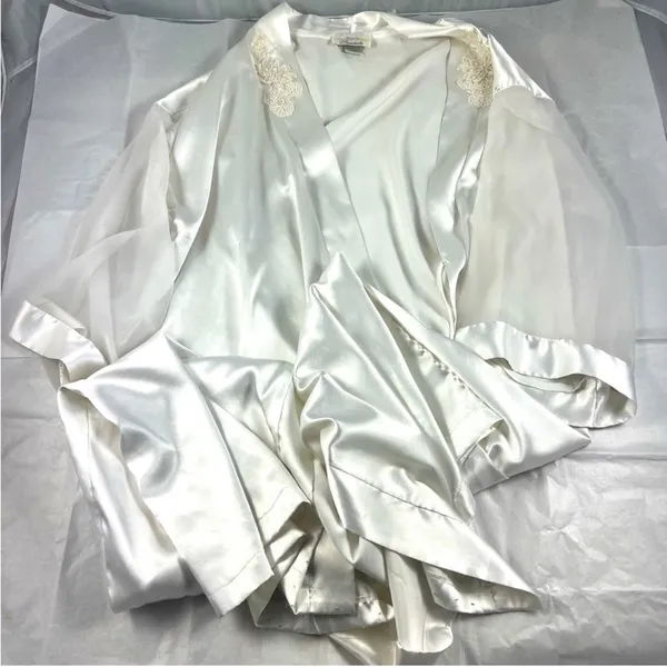 Dentelle LG silky white bathroom robe - Image 2