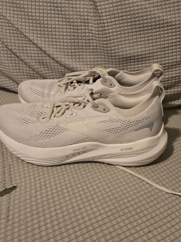 Brooks Women's Athletic Sneakers in Light Beige and Cream - Image 12