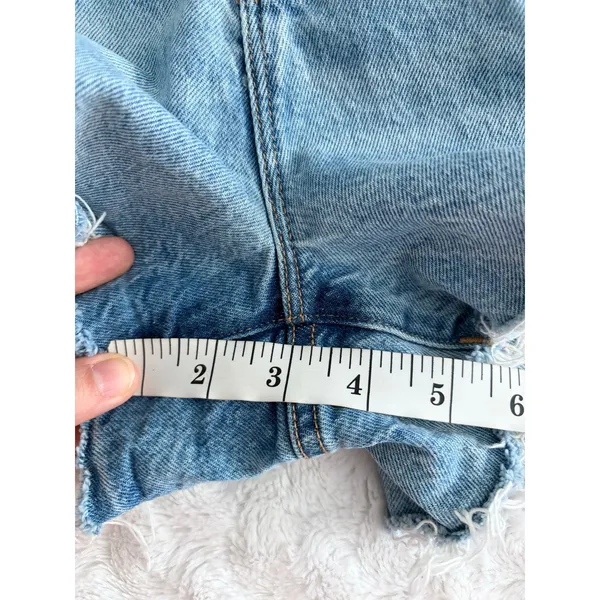 Good American Light Wash Denim 90s Cut Off Distressed Raw Hem Summer Shorts 4 - Image 8