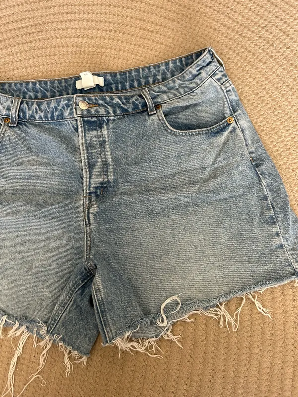 High rise mom shorts light wash - Image 2