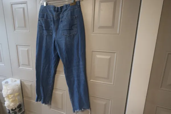 American Eagle Outfitters mom jean raw hem jeans denim in blue size 14. - Image 10
