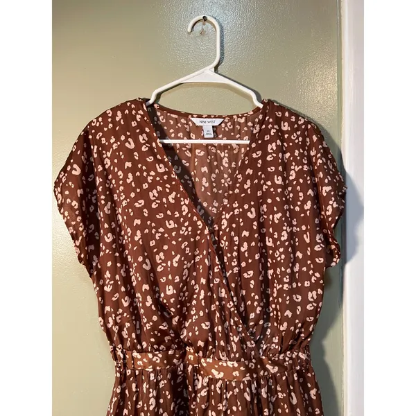 Nine West Women's Sz Medium Faux Wrap Peplum Blouse Tan Beige Animal Print Short - Image 4