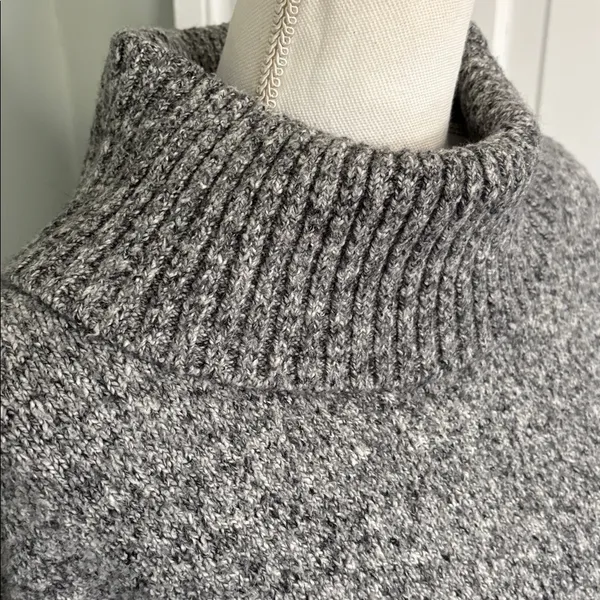 Old‎ Navy Gray Slouchy Turtleneck Sweater Size medium - Image 2