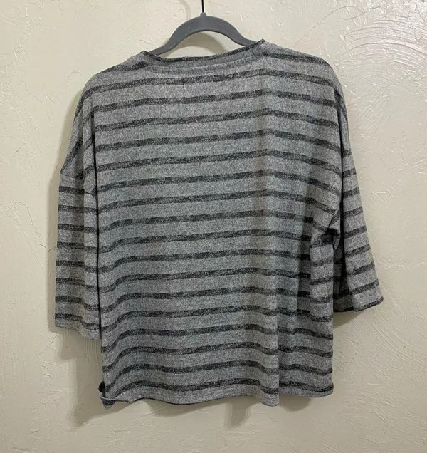 NWOT Kendall + Kylie v-neck stripe cropped shirt▪️size L - Image 2