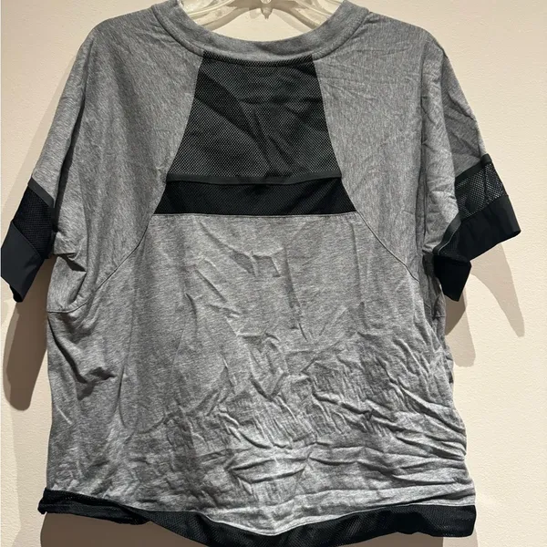 Nike gray top with mesh accents and drawstring bottom hem size XL - Image 6
