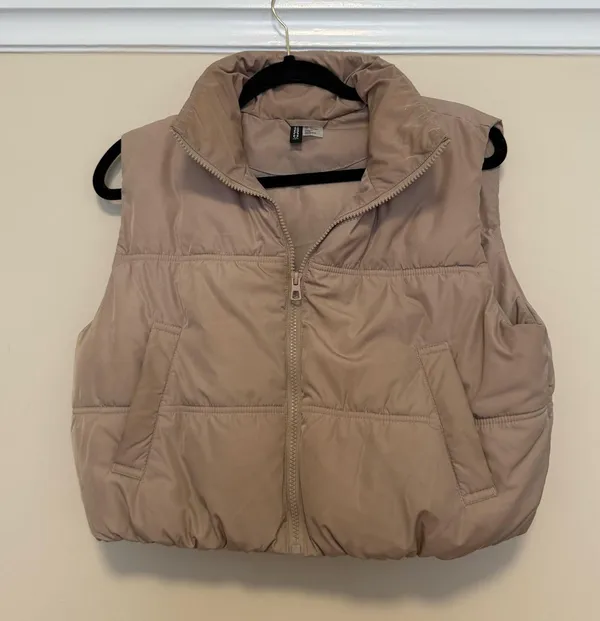 H&M Cropped Puffer Vest - Image 2