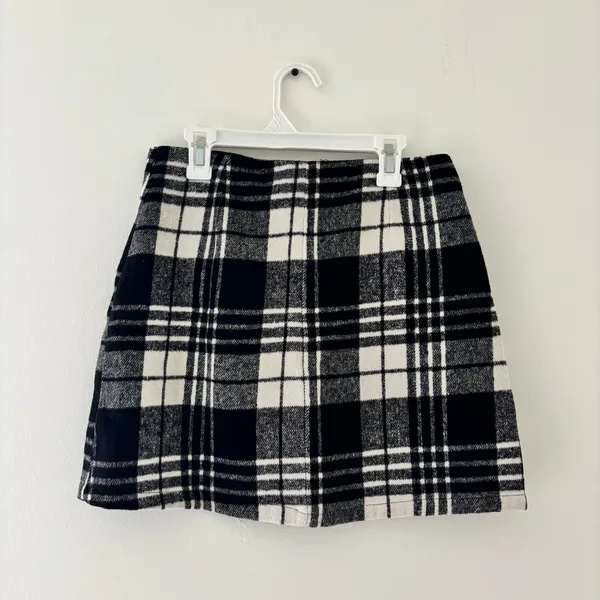 Zaful black and white plaid mini skirt with zippers - Image 4