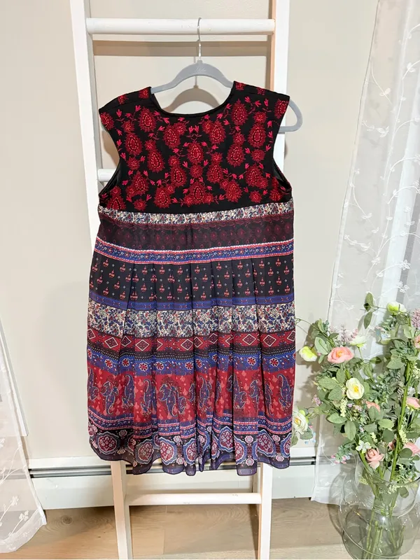 Sleeveless Embroidered Patterned Mini Dress - Red & Black - Image 3