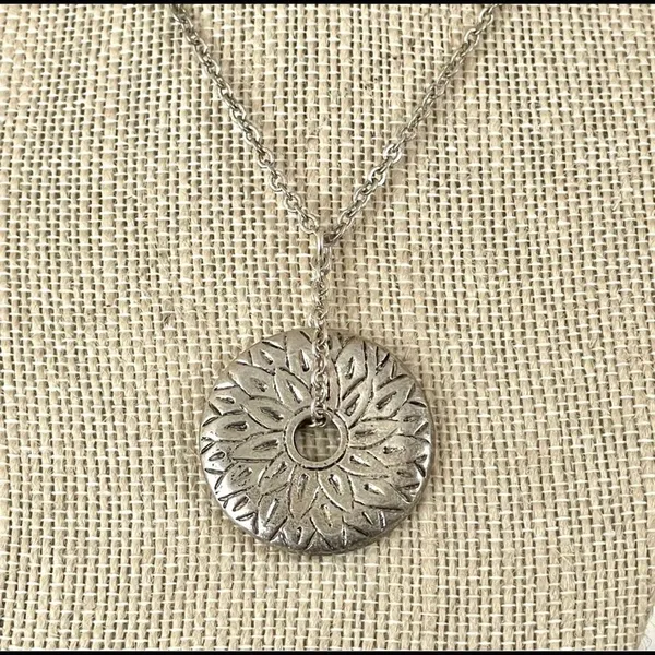 Silver tone pendant necklace - Image 4