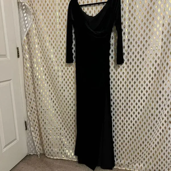 Goth Black velvet evening gown dress with thigh slit long sleeve size L - Image 4