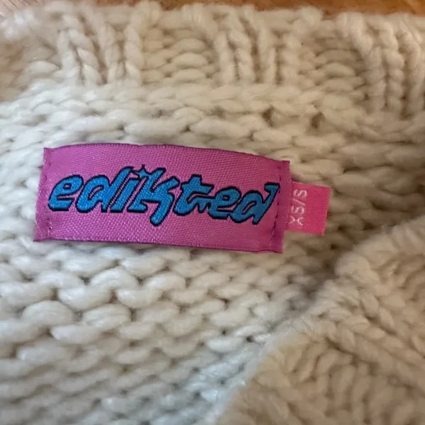 Edikted Mega Star Cropped Sweater - Image 4