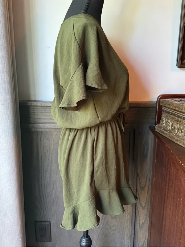 Bluivy Olive Green Ruffle romper medium euc - Image 6