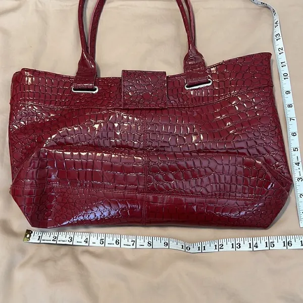 Axiz red and black faux alligator tote bag clean inside and out one flaw EUC - Image 6