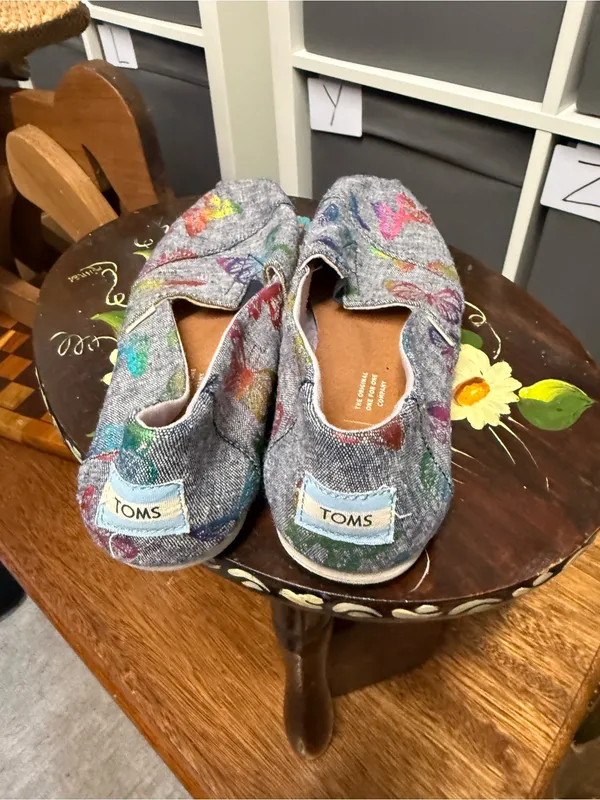 TOMS Women’s Gray Foil Butterfly Slip-On Shoes - Image 3