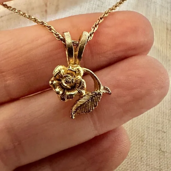 Trifari vintage gold tone flower pendant.necklace - Image 2