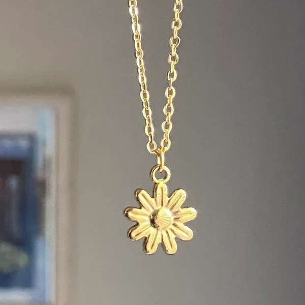 Handmade cute retro cottage fairy style gold tone mini flower necklace 🌼 - Image 4