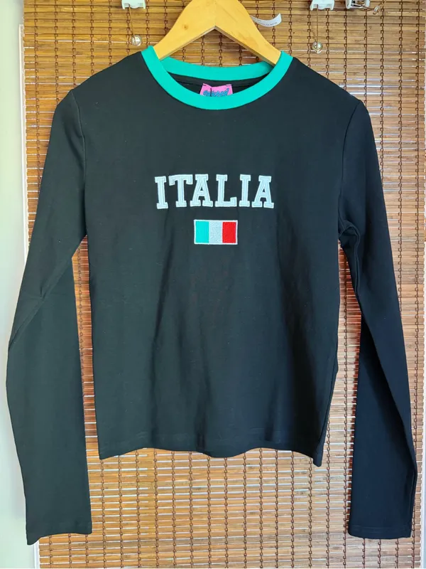 NWT Edikted Italia Graphic Long Sleeve Crop Top Black Medium - Image 2
