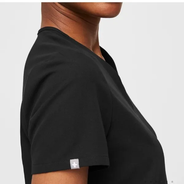 Figs S Casma Three-Pocket Scrub Top in Black - Image 4