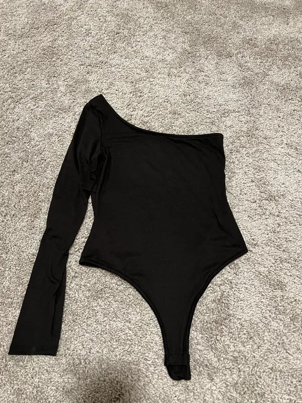 Pretty Little Thing Black One Sleeve Bodysuit - Image 5