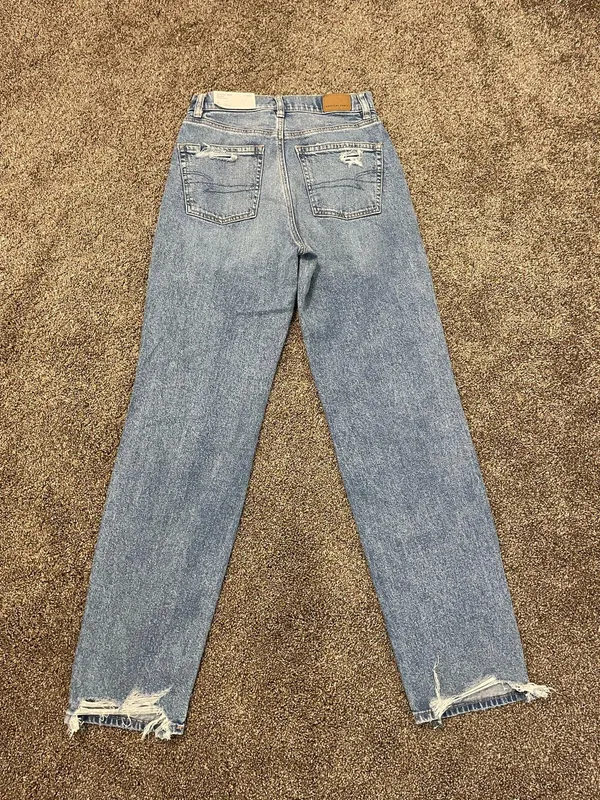 American Eagle Ripped Baggy High-Waisted Jeans - Image 2