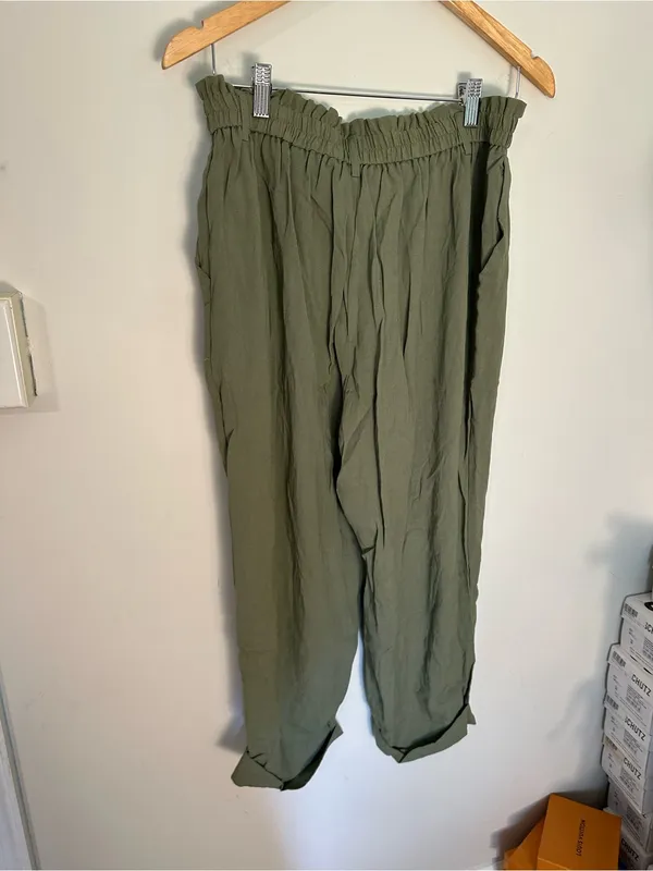 NWOT Halara Women's High Waisted Zipper Pocket Cropped Linen-Feel Pants green - Image 4