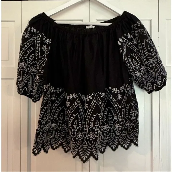 Gap black and white eyelet embroidered blouse size M - Image 3