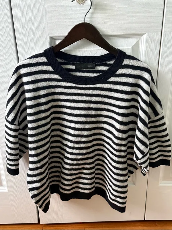Zara 100% Wool Striped Short Sleeve Sweater in Navy and White - Image 2