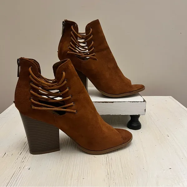 Women's Bamboo Brown Tan Suede‎ Zipper Back Lace Sides Peep Toe Heels Size 9 - Image 2