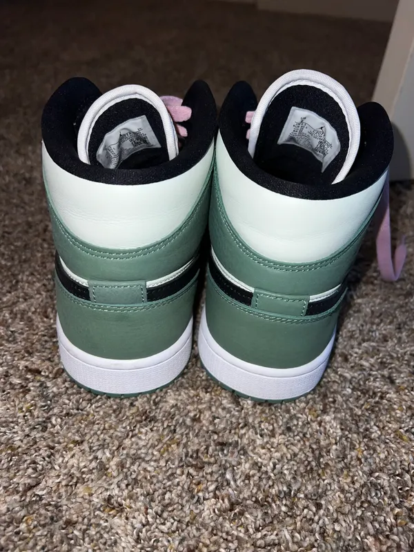 Nike Air Jordan 1 Mid - Image 3