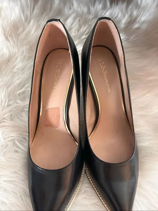 BCBG generation high heels black with gold accent around size 7B - Image 2