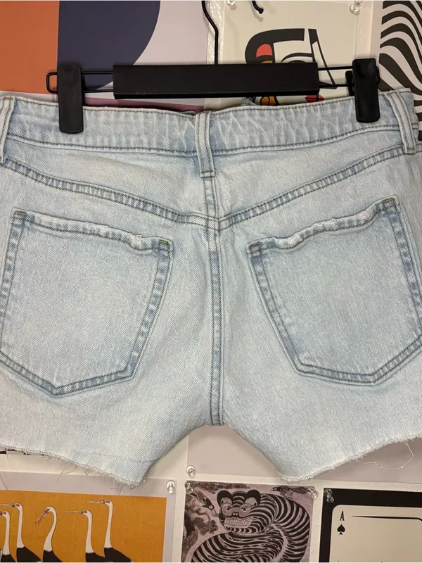 Old Navy OG Straight High-Rise Distressed Denim Shorts Size 6 - Image 2
