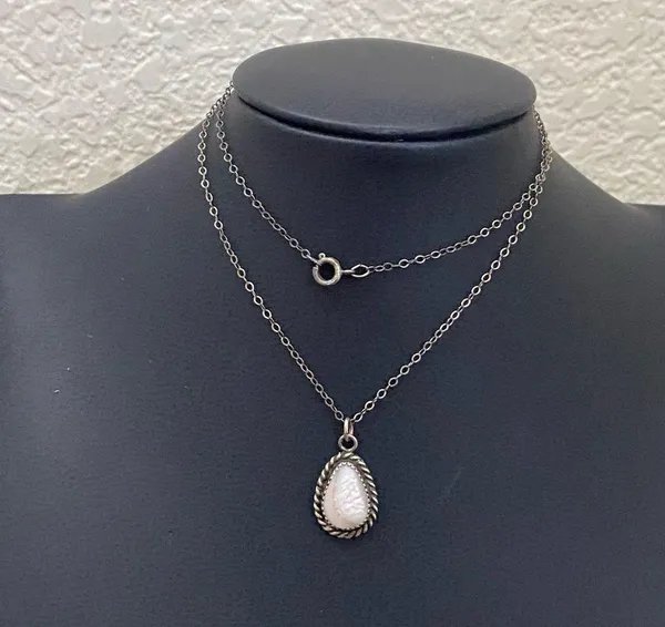 Vintage Native American Sterling Silver Mother Of Pearl Teardrop Pendant Necklac - Image 2
