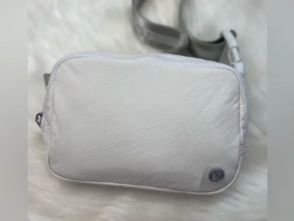 Lululemon Everywhere Belt Bag 1L Wordmark white opal - Image 7