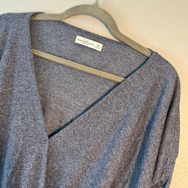 Abercrombie & Fitch Gray Wide V-Neck Sweater with Wrap Design SZ XS Long Sleeve - Image 7