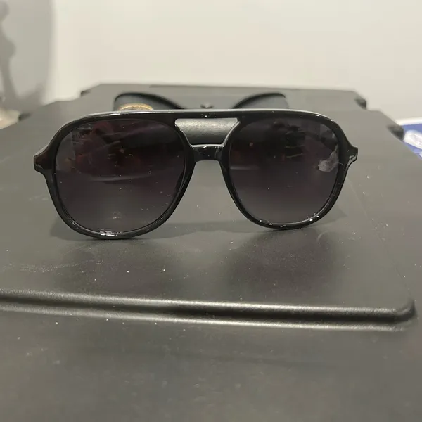 Stylish Black Aviator Sunglasses - Image 2